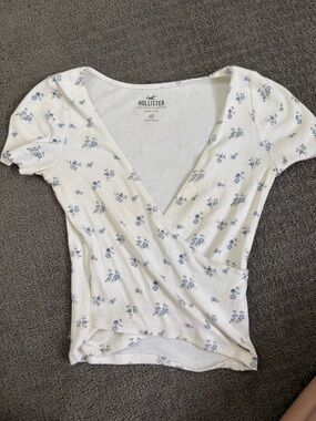 Hollister Cream Ribbed Floral Wrap Top with Blue Blossoms